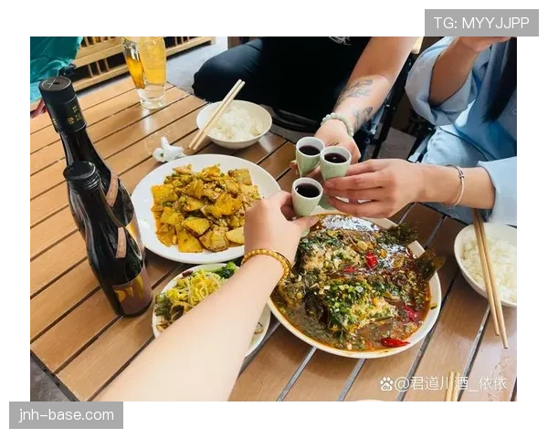 特雷·杨场下喝的水都带金箔? 特雷·杨场下喝的水都带金箔?