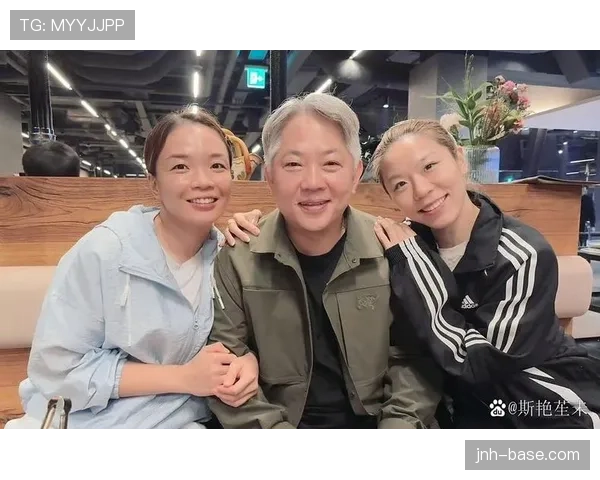 贾一凡豪车旁排队吃烧烤，这反差太带感