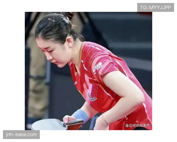 陈梦笑得像邻家女孩，随手背的那个包价码把我当场怀疑人生